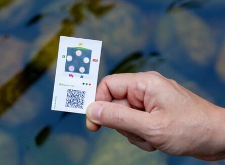 AgroPad是一款大小与名片差不多的纸质卡片装置